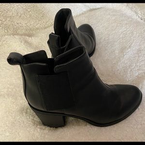 Divided brand ankle boot